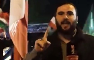 نبرد رمضان| قصه «برافراشته ماندن»؛ وقتی دست‌های مردم، ستونِ پرچم می‌شود / آیا می‌دانید پرچم چهارراه ولیعصر از ۹ اسفند تا امروز حتی یک ثانیه پایین نیامده؟