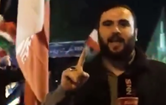 نبرد رمضان| قصه «برافراشته ماندن»؛ وقتی دست‌های مردم، ستونِ پرچم می‌شود / آیا می‌دانید پرچم چهارراه ولیعصر از ۹ اسفند تا امروز حتی یک ثانیه پایین نیامده؟