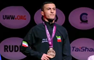 لحظه اهدای مدال طلای آسیا به والی‌زاده و اهتزاز پرچم ایران در سالن مسابقات