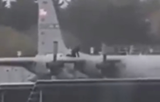 در حمله یک معترض فلسطینی به هواپیمای سی۱۳۰ آمریکا در فرودگاه شانون در ایرلند، هواپیما دچار نقص فنی و از خدمت خارج شد