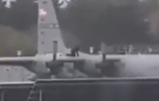 در حمله یک معترض فلسطینی به هواپیمای سی۱۳۰ آمریکا در فرودگاه شانون در ایرلند، هواپیما دچار نقص فنی و از خدمت خارج شد