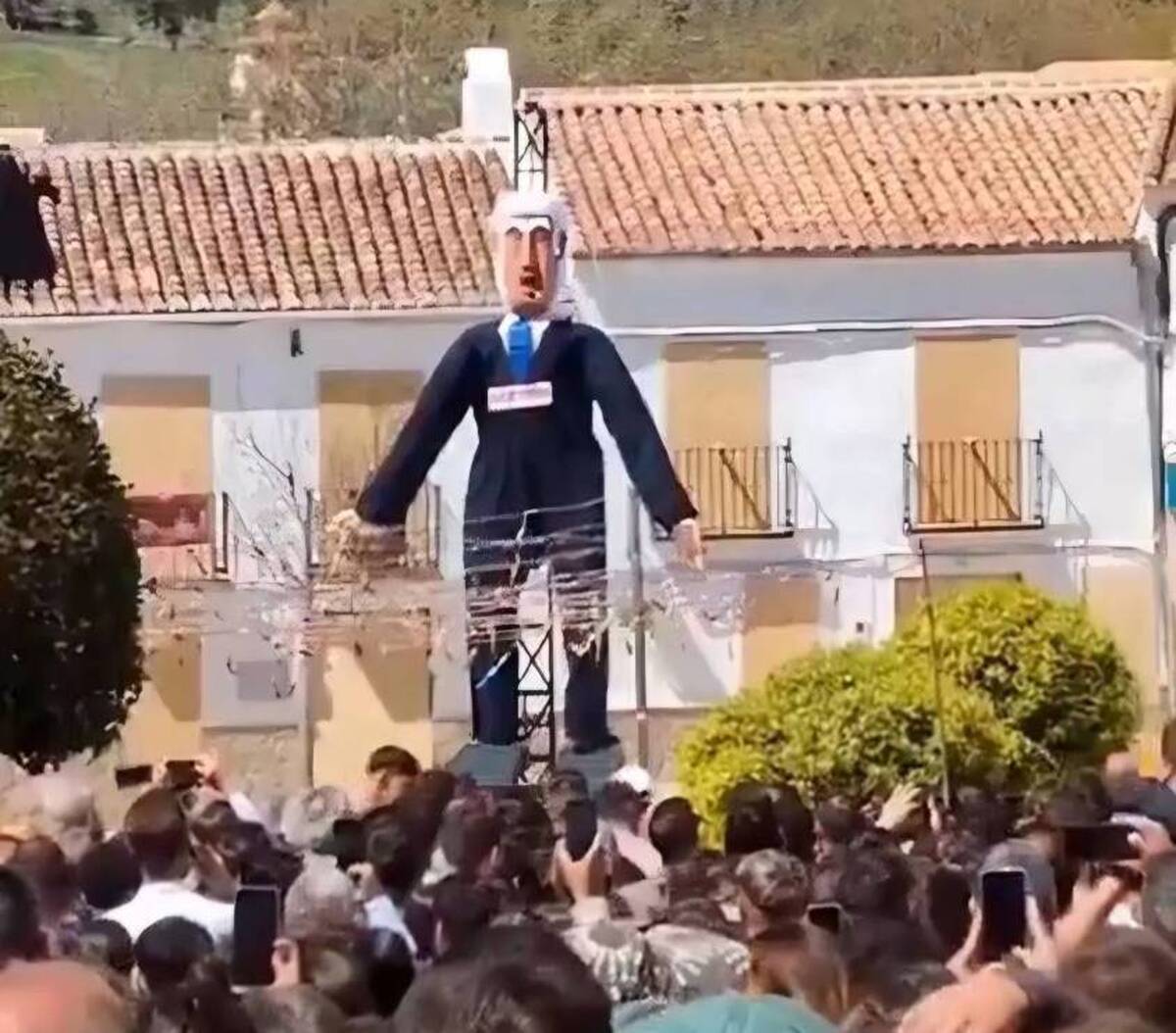 ببینید| آتش&zwnj;زدن آدمک نتانیاهو در اسپانیا و تشدید تنش میان تل&zwnj;آویو و مادرید