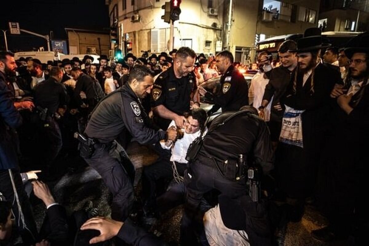 اعتراض هزاران صهیونیست به جنگ‌طلبی تل آویو؛ حمله پلیس به سمت معترضان