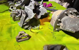 نمایش قطعات هواپیمای آمریکایی منهدم شده توسط پلیس