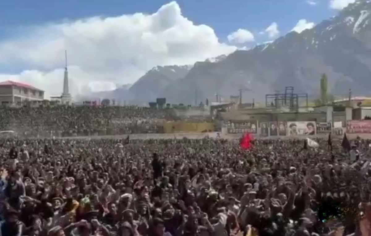 هزاران نفر در چهلمین روز شهادت آیت‌الله خامنه‌ای در اسکاردو پاکستان تجمع کردند