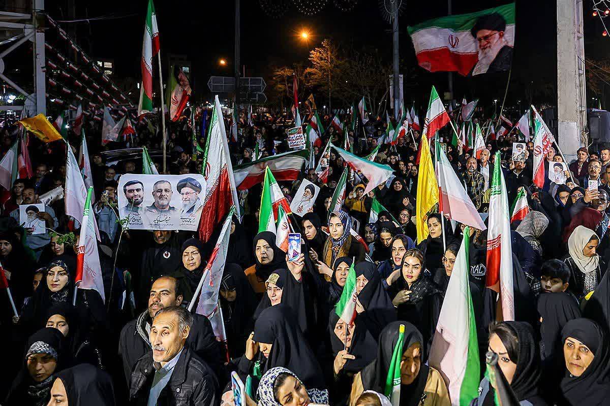 &laquo;خیابان&raquo; با ما / چهل&zwnj;ودومین موج دریای خروشان مردم مشهد + فیلم