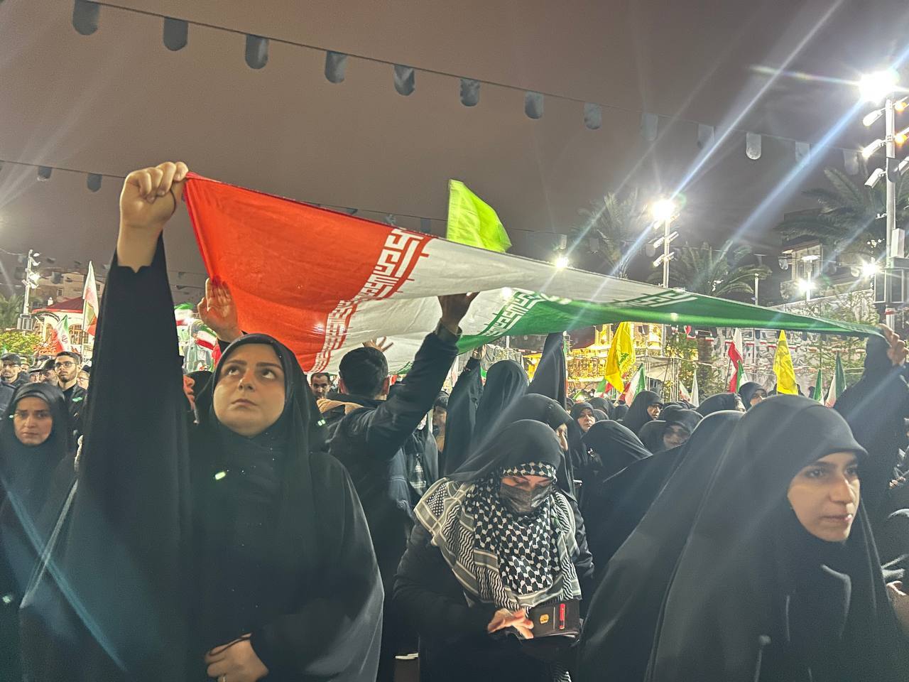 طنین نوای &laquo;حیدر حیدر&raquo; در زیر باران/ایستادگی حماسی مردم رشت در میدان+فیلم
&zwnj;