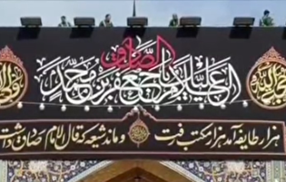 نصب کتیبه شهادت امام صادق (ع) در صحن‌های حرم مطهر رضوی