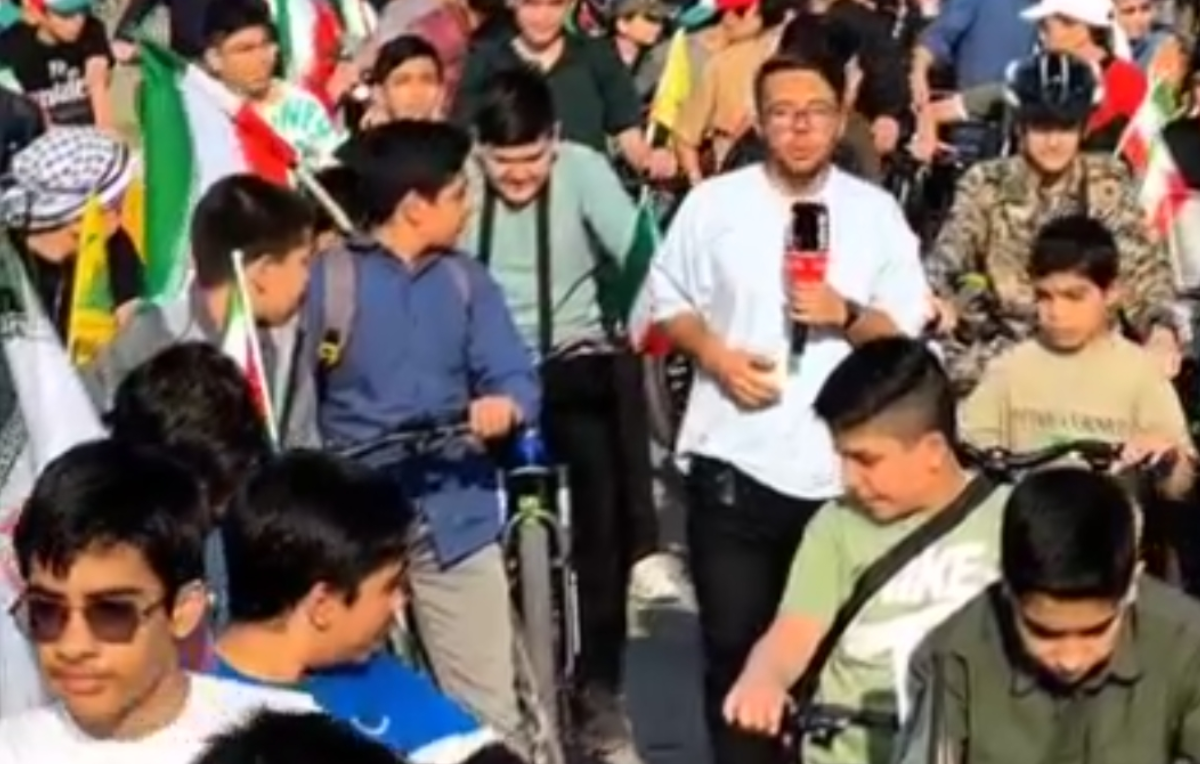 دوچرخه&zwnj;سواری دانش&zwnj;آموزان مشهدی به یاد رهبر شهید انقلاب