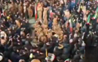 سربازان ارتش سرود ملی را مقابل مصلی اردبیل زنده اجرا کردند