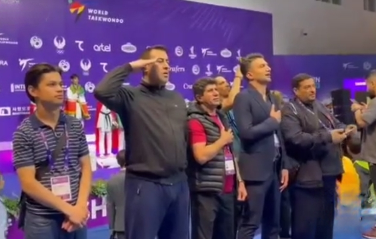 سلام نظامی سرپرست فدراسیون تکواندو در زمان اهتزاز پرچم ایران در سالن المپیک شهرتاشکند