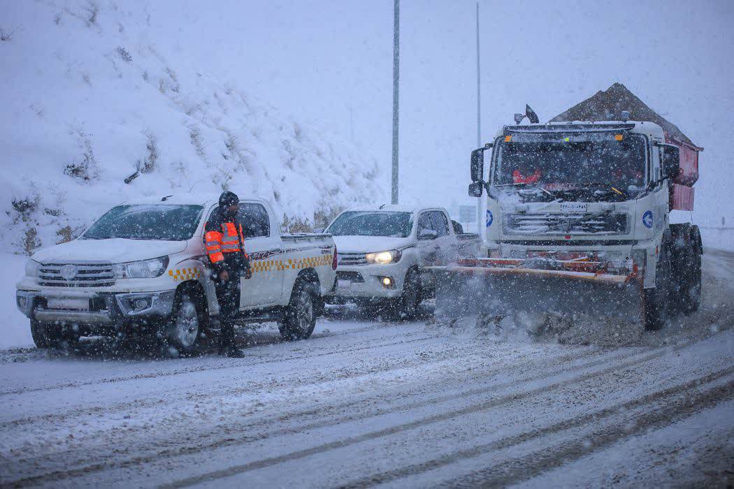 بارش برف و کولاک در ارتفاعات البرز/ آماده باش راهداران در محورهای مواصلاتی استان