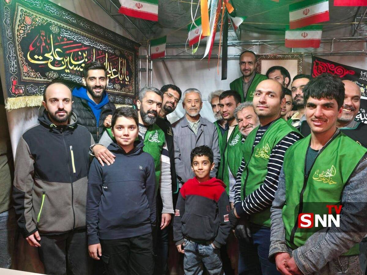 امیر سیاری درموکب پخش نذری در تجمع شبانه امشب مردم در تهران + عکس