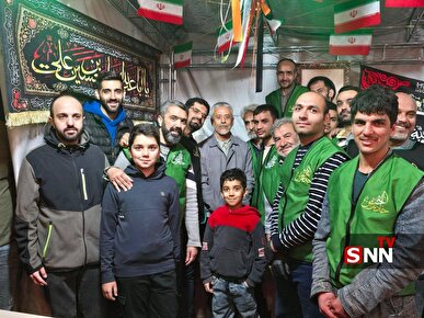 امیر سیاری درموکب پخش نذری در تجمع شبانه امشب مردم در تهران + عکس