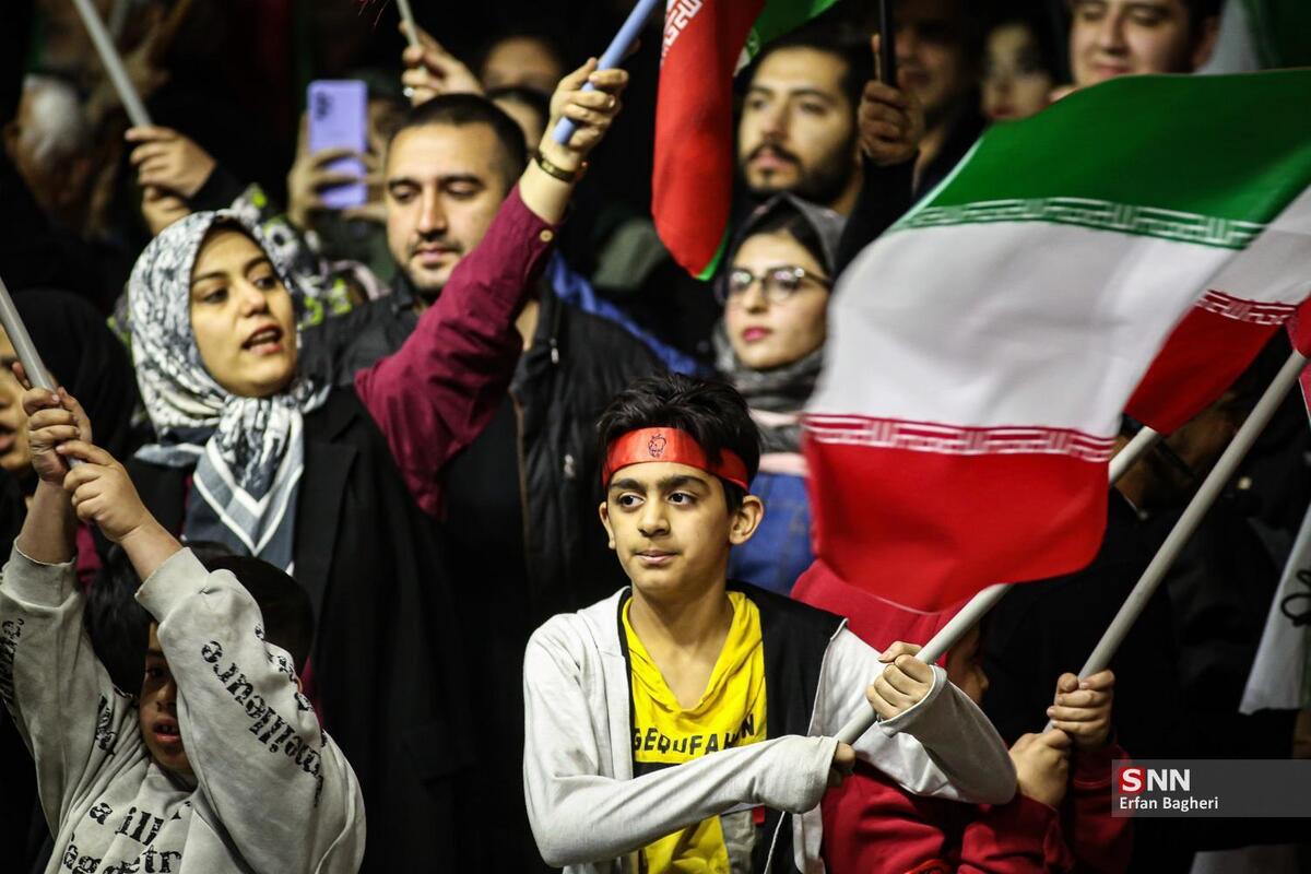 حال و هوای مردم حماسه ساز در خیابان احمد آباد مشهد/پاسخ جالب شهروند مشهدی به ادعای شبکه‌های معاند + فیلم