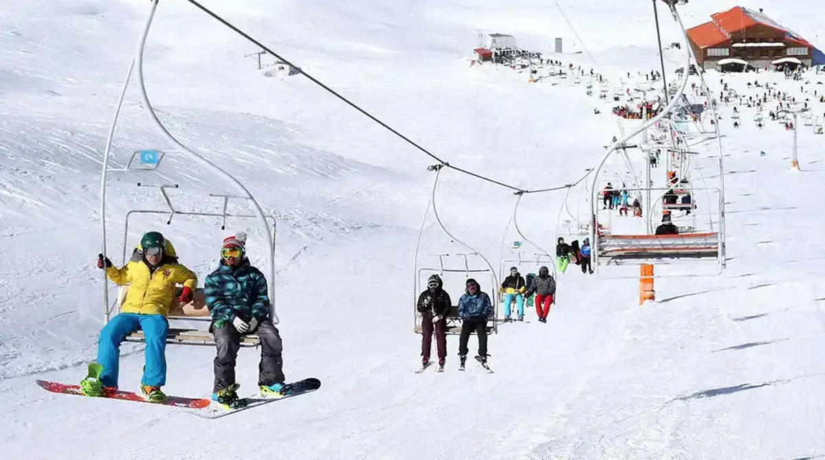 اهتزاز پرچم سه&zwnj;رنگ ایران در پیست اسکی توچال + فیلم