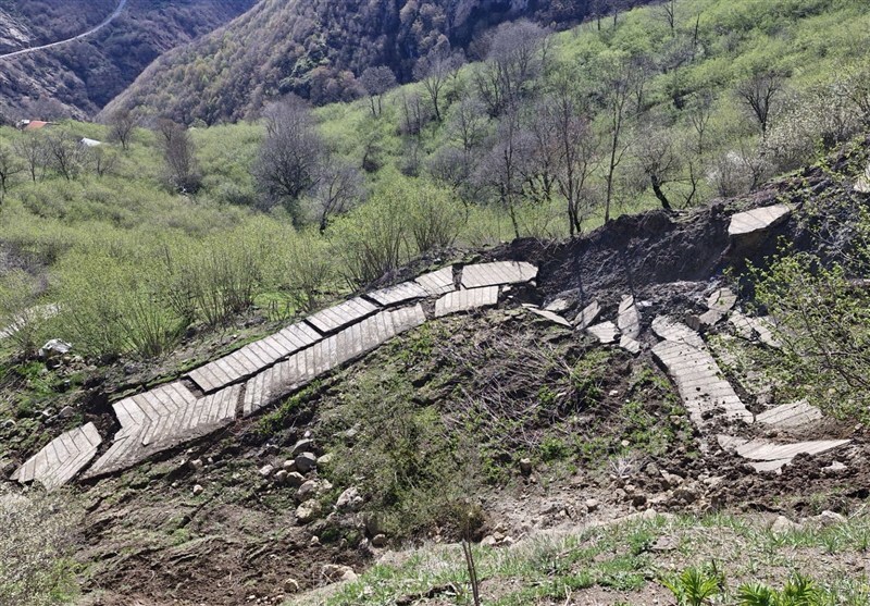 رانش زمین در&nbsp;لشکان اشکور رودسر منجر به تخریب ۳۰۰ متر از جاده&nbsp;شده است
