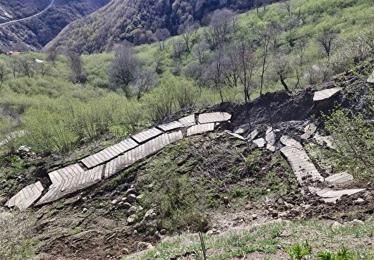 رانش زمین در لشکان اشکور رودسر منجر به تخریب ۳۰۰ متر از جاده شده است