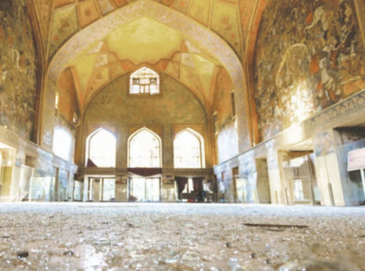 ریزش تزئینات کاخ موزه چهلستون اصفهان در پی صدمات اخیر ادامه دارد