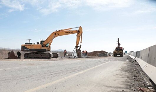 آزادراه کرمانشاه ـ بیستون ـ حمیل که مورد حمله آمریکایی صهیونی قرار گرفته بود در حال بازسازی هست