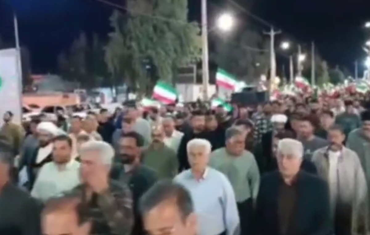 خادمان زائران امام حسین همچنان در میدان حاضرند/راهپیمایی مردم شهر مهران در چهل و ششمین شب حضور حماسی ملت ایران