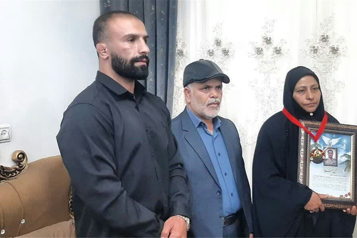 اهدای مدال کشتی گیر لرستانی به خانواده شهید جنگ رمضان