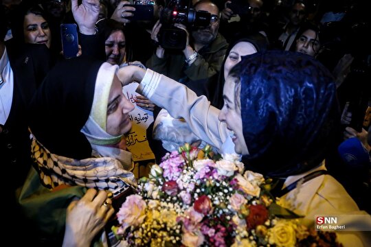 استقبال از «مهدیه اسفندیاری» در راه آهن تهران