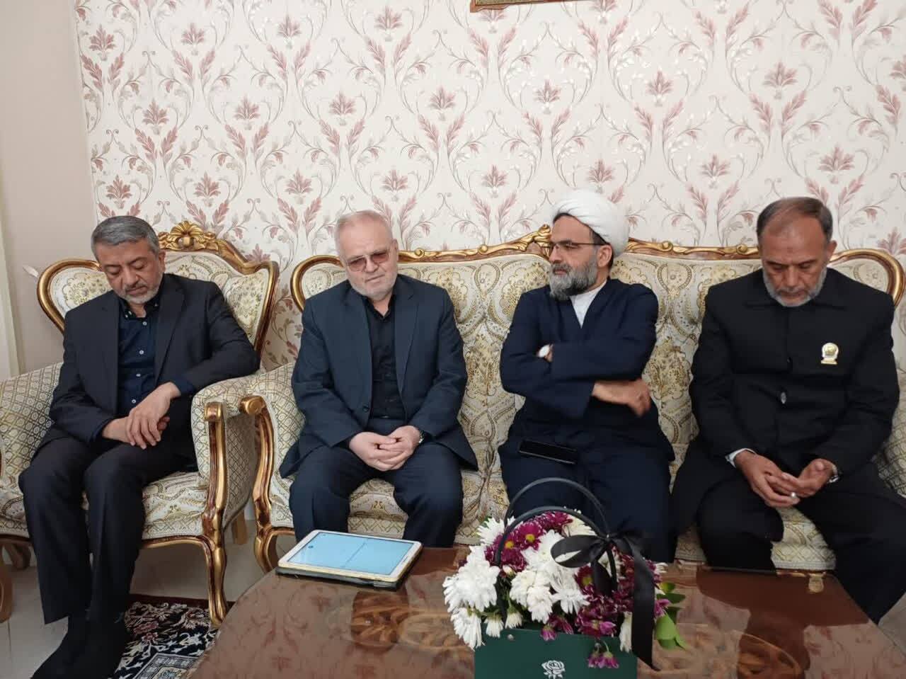 ادای احترام مشاور رئیس بنیاد شهید کشور به شهدای حملات اخیر در البرز/خدمت به خانواده شهدا تکلیف الهی است