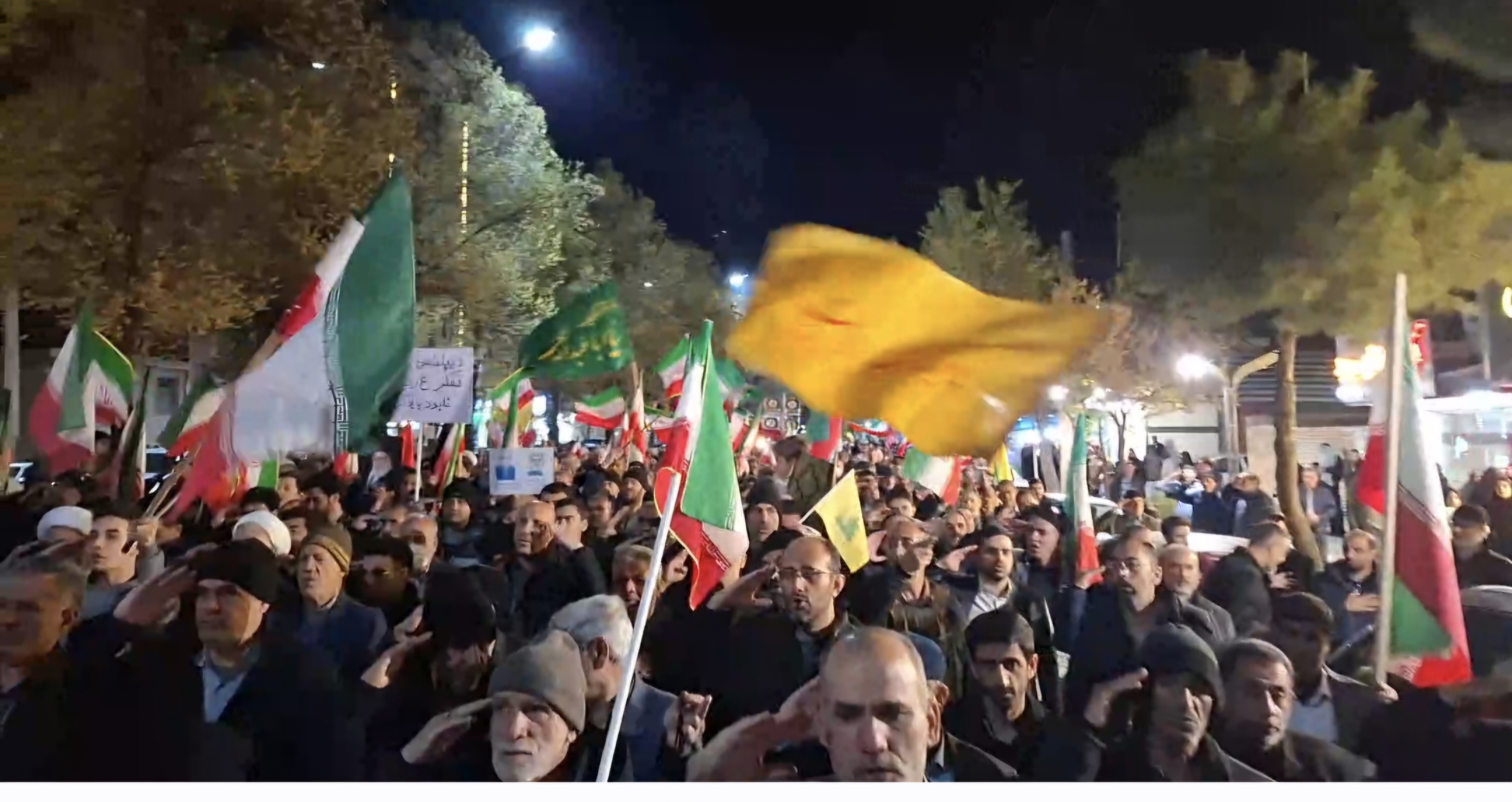 سربازان امام خامنه&zwnj;ای امشب در میدان شهرکرد خبردار شدند + فیلم