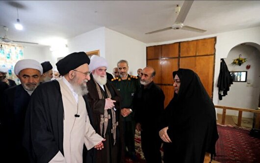  آیت‌الله نورمفیدی با خانواده شهید نیروی دریایی سپاه دیدار کرد
