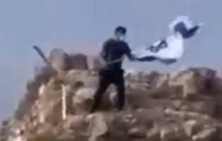 پایین کشیدن پرچم منحوس رژیم صهیونیستی از قلعه الشقیف در جنوب لبنان