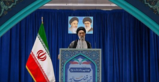 خطیب جمعه اصفهان: آمریکا با زبان بی‌زبانی به شکست خود اعتراف می‌کند