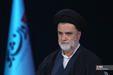 نبویان: فقط برخی کشتی‌های تجاری به شرط پرداخت عوارض اجازه عبور از تنگه هرمز را دارند