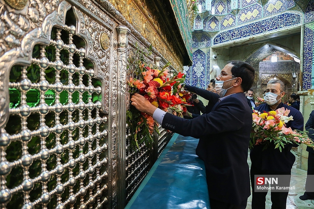 آئین گل آرایی ضریح مطهر بانوی کرامت در آستانه ولادت حضرت فاطمه معصومه سلام‌الله‌علیها + فیلم