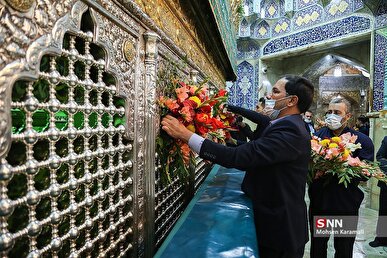 آئین گل آرایی ضریح مطهر بانوی کرامت در آستانه ولادت حضرت فاطمه معصومه سلام‌الله‌علیها + فیلم