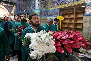 گل‌آرایی ضریح مطهر حرم حضرت معصومه (س) در آستانه آغاز دهه کرامت