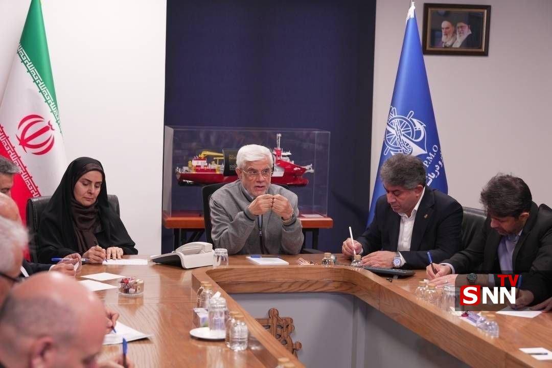 عارف: مدیریت تنگه هرمز با ایران است؛ یا در میز مذاکره حقمان را خواهند داد یا در میدان آن را به&zwnj;دست می&zwnj;آوریم