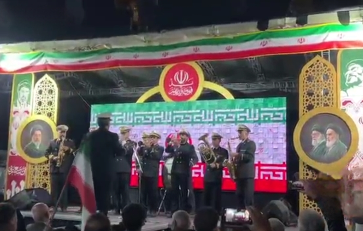 هم&zwnj;خوانی سرود ملی توسط مردم رشت در چهل و نهمین شب از قرار عاشقی با امام امت