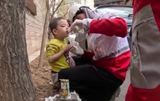 امدادرسانی اکرم خدابنده ورزشکار کشورمان به هموطنان آسیب دیده از حملات هوایی درکنار امدادگران هلال احمر