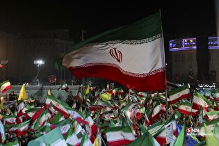 تجمع مردم در شب ولادت حضرت معصومه (س) در میدان انقلاب اسلامی