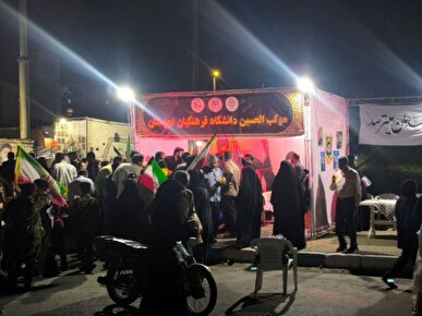 خدمت‌رسانی جهادگران دانشجو معلم در مسیر راهپیمایی‌های شبانه اهواز+ تصاویر