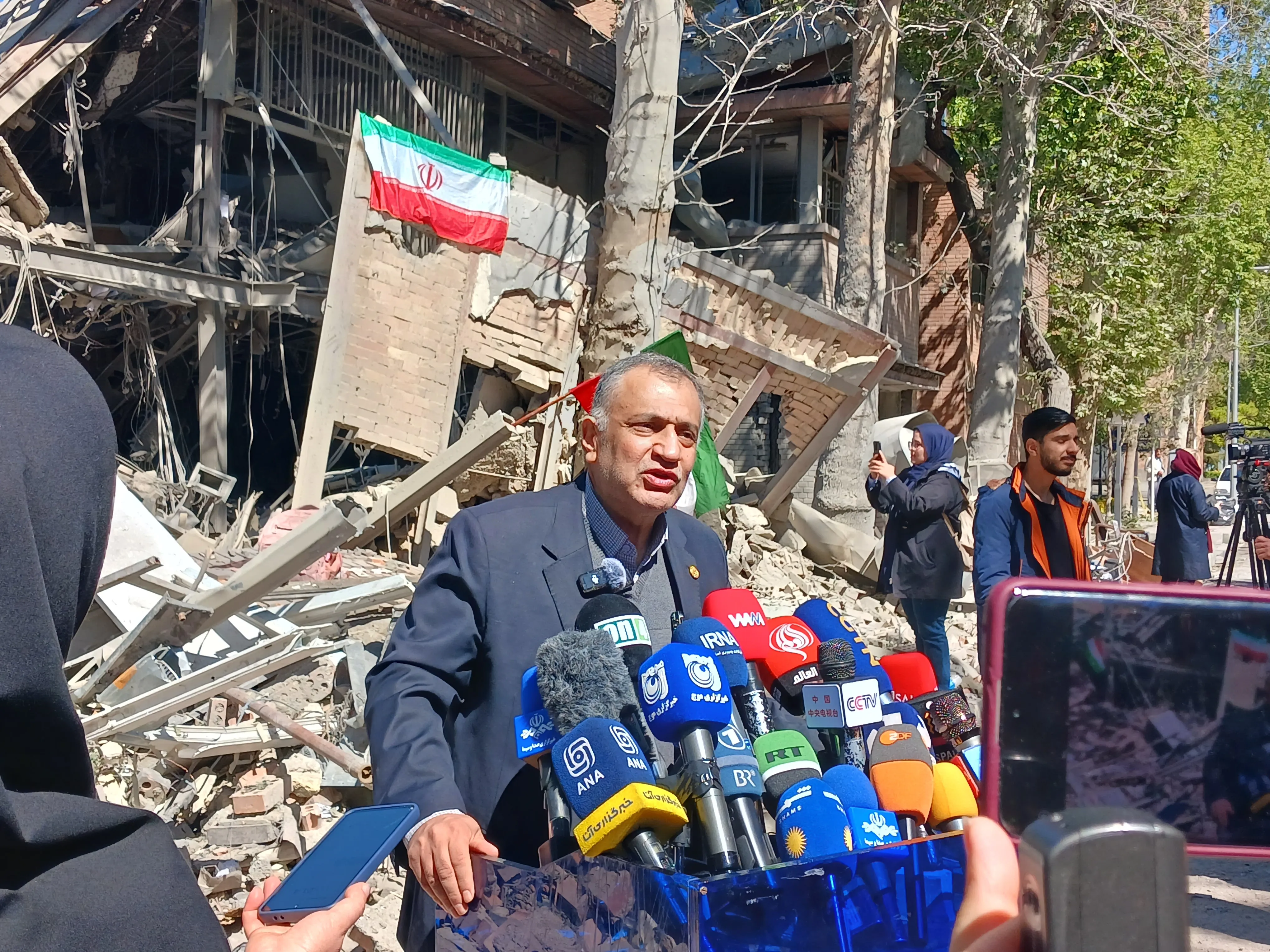 حمله به علم؛ نقض قاعده تفکیک در جنگ و عبور از مرزهای کنوانسیون ژنو