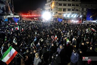 با وجود بارش باران و صدای فعالیت پدافند ها در مرکز شهر همچنان مردم در خیابان ها حضور دارند + فیلم