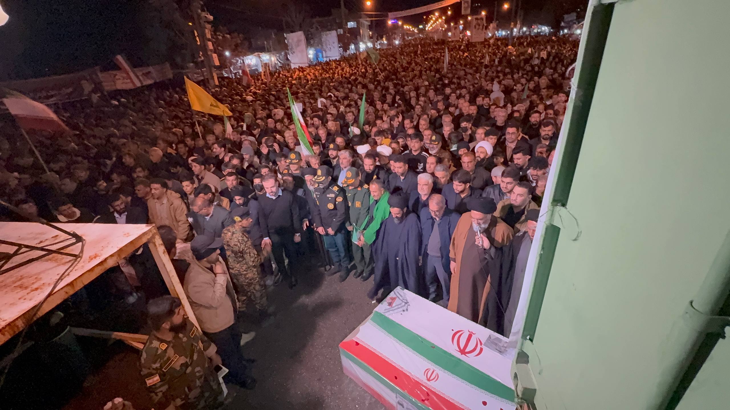 حضور گسترده مردم یاسوج در تشییع پیکر دو شهید جنگ رمضان+فیلم