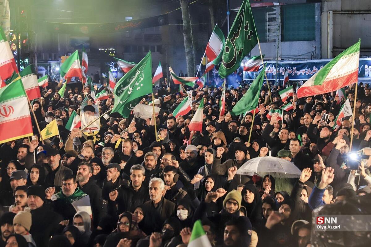 ساعت حوالی ۲ بامداد و مردم تهران همچنان در میادین اصلی شهر/ ملت شهید پرور خستگی نمی‌شناسد + فیلم