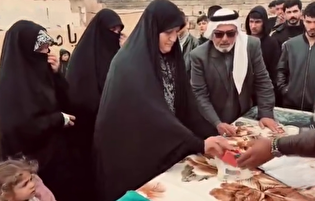 حمایت زنان عراقی از ایران با اهدای طلا