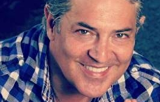 خواننده‌های داخلی وطن پرستی یاد بگیرند!