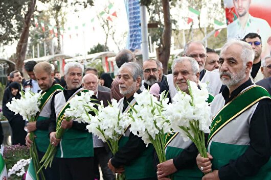 طنین عطر رضوی در گلزار شهدای کرج/تجدید میثاق خادمان آستان قدس با آرمان‌های انقلاب