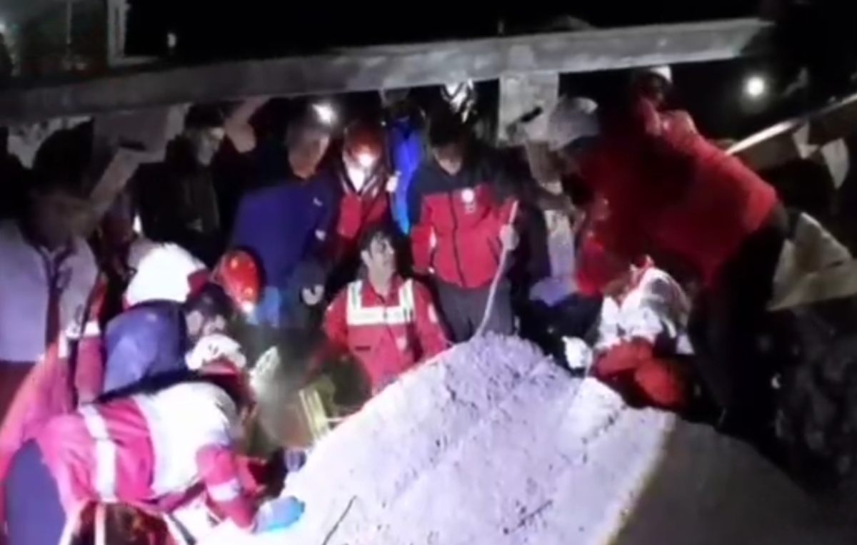 تلاش شبانه امدادگران هلال&zwnj;احمر لرستان برای امدادرسانی و رهاسازی گرفتاران از زیر آوار حملات هوایی