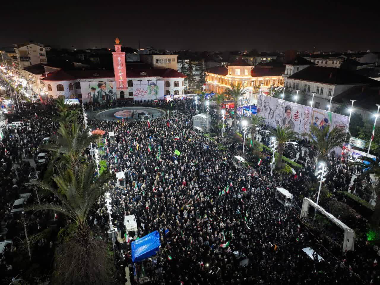 باران و هوای سرد نتوانست مانع حضور مردم رشت در قرار شبانه شود/رشتوندان در بیست&zwnj;وپنجمین قرار شبانه شعار نه سازش نه تسلیم نبرد با آمریکا سر دادند+فیلم